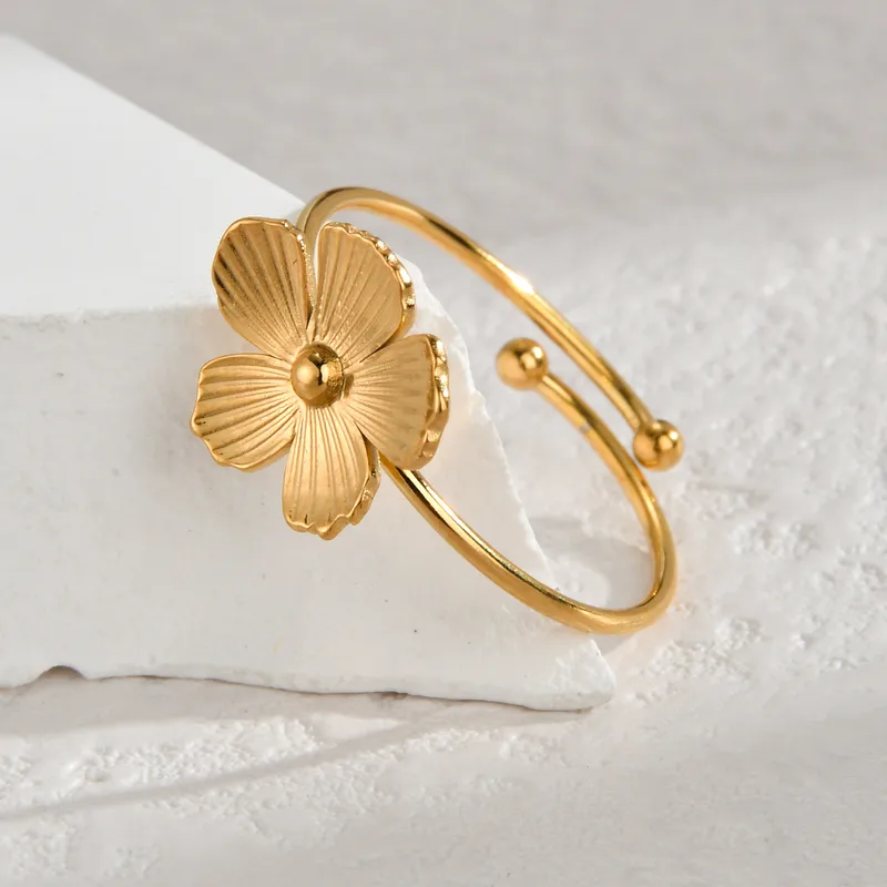 Bague JULIETTE – Fleur dorée en acier inoxydable