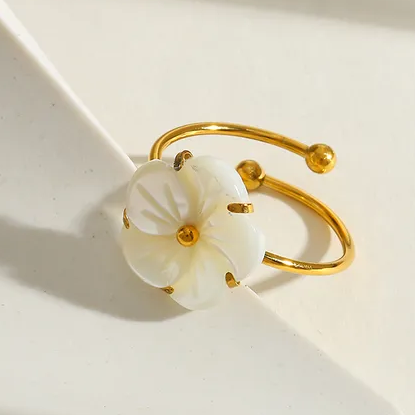 Bague dorée en acier inoxydable avec une fleur en nacre