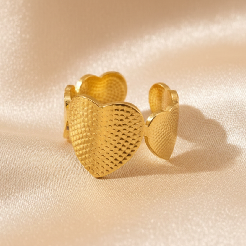 Bague dorée en acier inoxydable avec un cœur central et deux cœurs latéraux stylisés, bijou bohème
