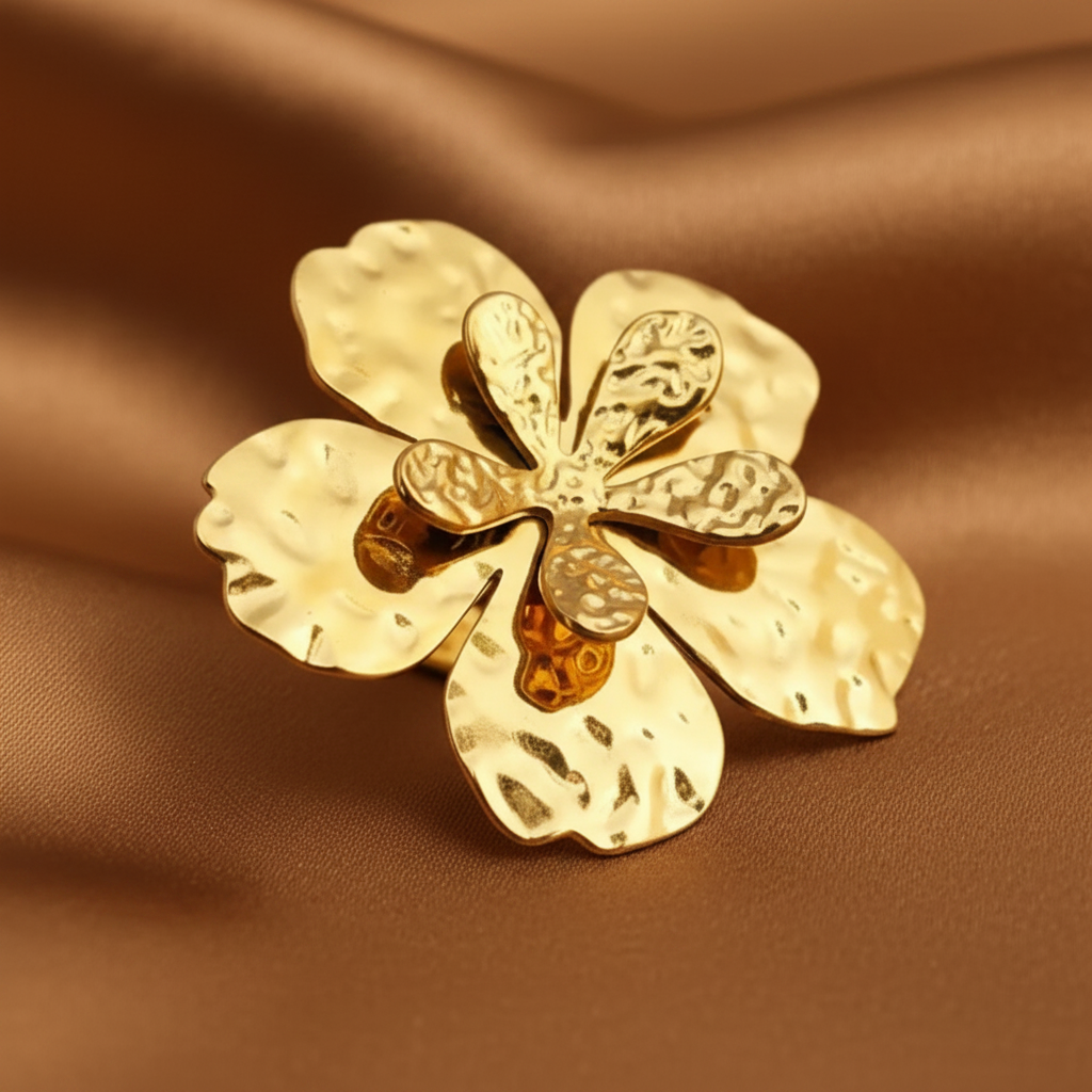 Bague dorée ajustable en acier inoxydable, martelée, ornée d’une grande fleur et d’une petite fleur superposées.