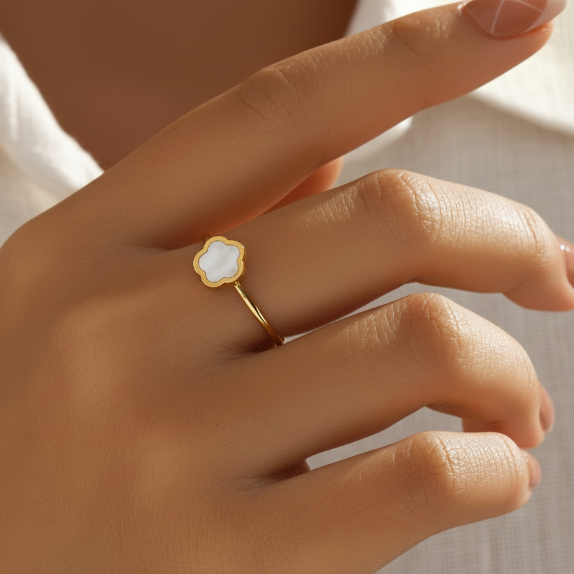 Bague ajustable en acier inoxydable doré, ornée d’une fleur en nacre, bijou bohème et intemporel porté sur la main d'une femme