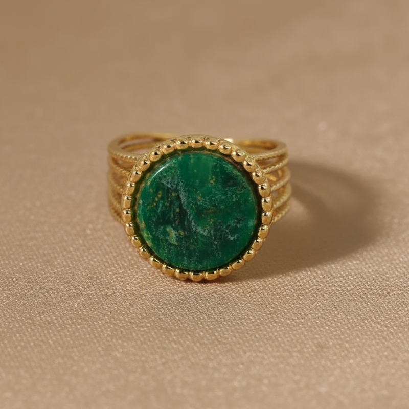 Bague dorée en acier inoxydable 316L avec pierre Jade africain.