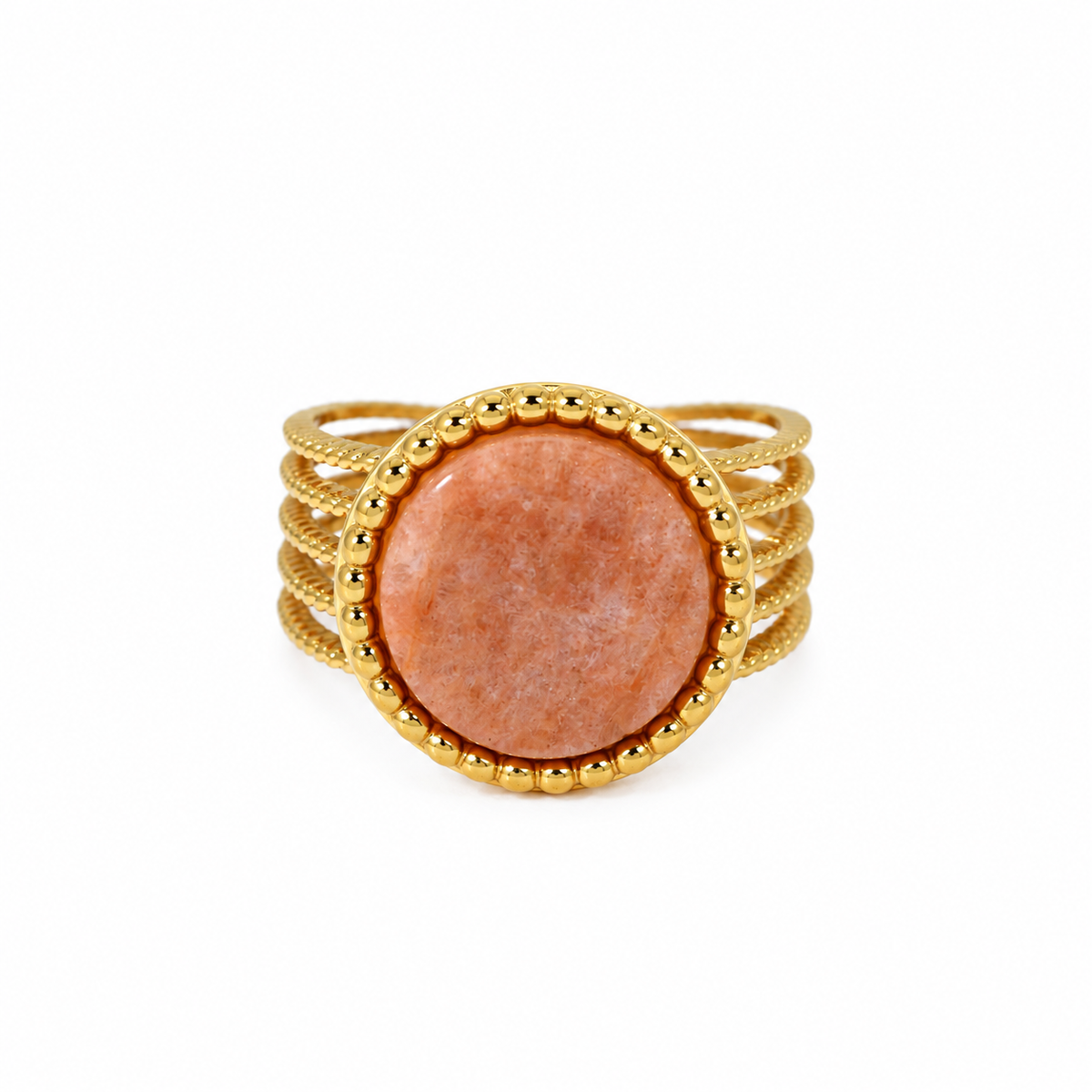 Gros plan sur une bague en pierre naturelle pierre de soleil et acier inoxydable 316L doré.