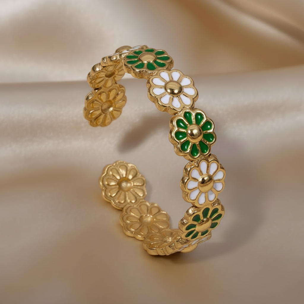 Bague ajustable couronne de fleurs en acier inoxydable doré et émail vert et blanc.