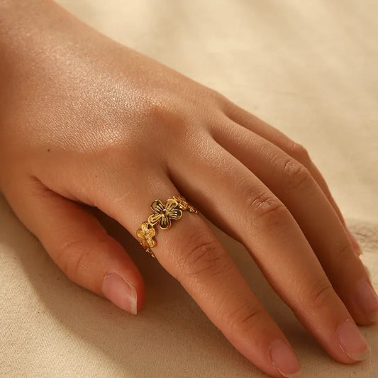 Bague ajustable en acier inoxydable doré, ornée d'une couronne de fleurs, portée sur la main d'une femme, bijou bohème et tendance
