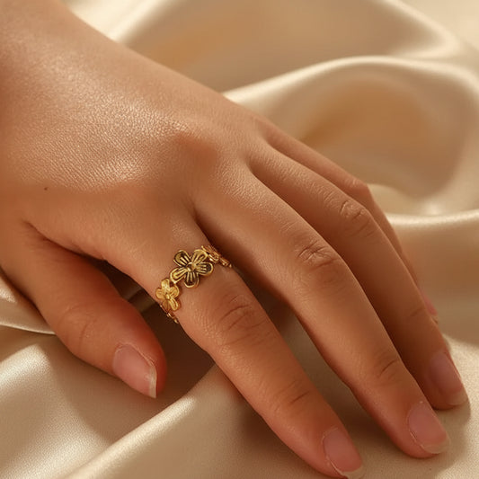 Bague ajustable en acier inoxydable doré, ornée d'une couronne de fleurs, portée sur la main d'une femme, bijou bohème et tendance