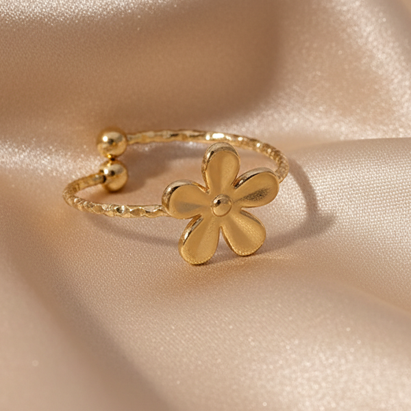 Bague dorée, ajustable, en acier inoxydable, ornée d'une petite fleur.