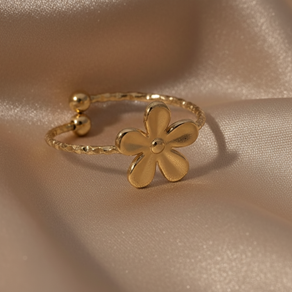 Bague dorée, ajustable, en acier inoxydable, ornée d'une petite fleur.