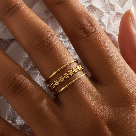 Bague bandeau ajustable en acier inoxydable doré, ornée d'une couronne de fleurs, bijou bohème, portée sur la main d’une femme