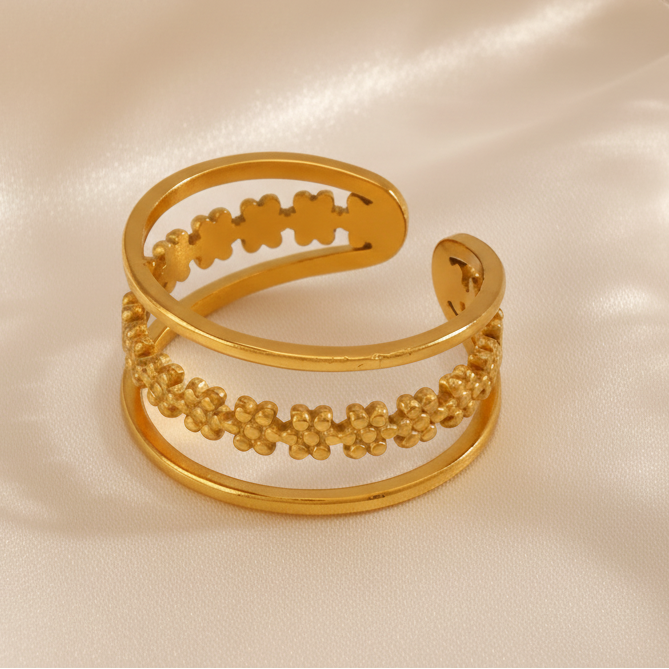 Bague bandeau ajustable en acier inoxydable doré, ornée d'une couronne de fleurs.