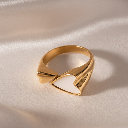 Zoom sur bague dorée en acier inoxydable avec un coeur en nacre