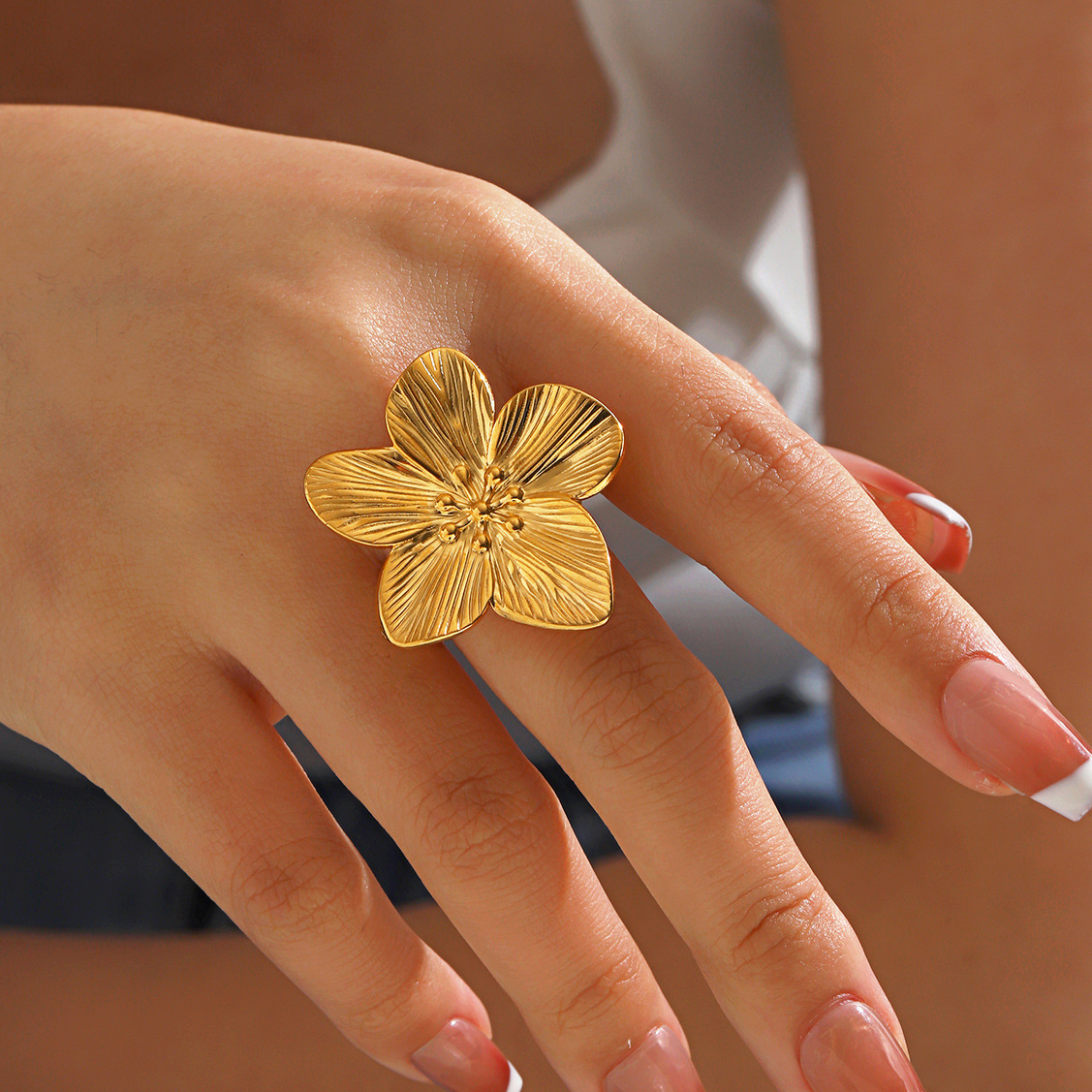 Bague HAWAII – Grande fleur dorée en acier inoxydable