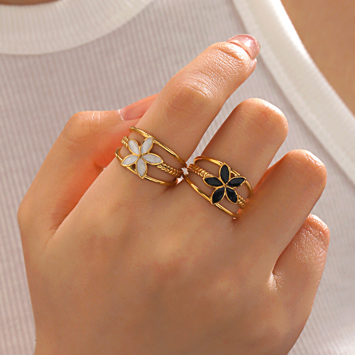 Bague HELENA – Fleur blanche ou noire en acier inoxydable doré