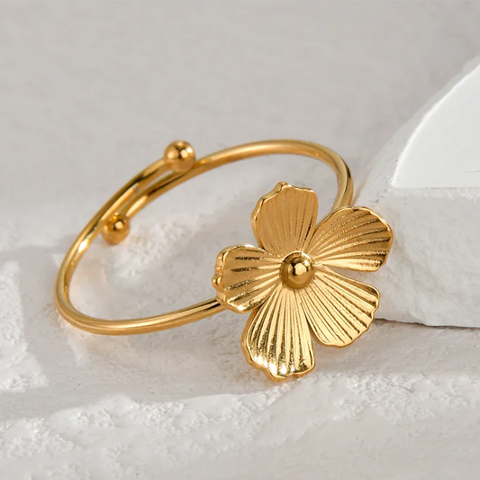 Bague dorée ajustable en acier inoxydable avec une fleur stylisée, bijou bohème et intemporel