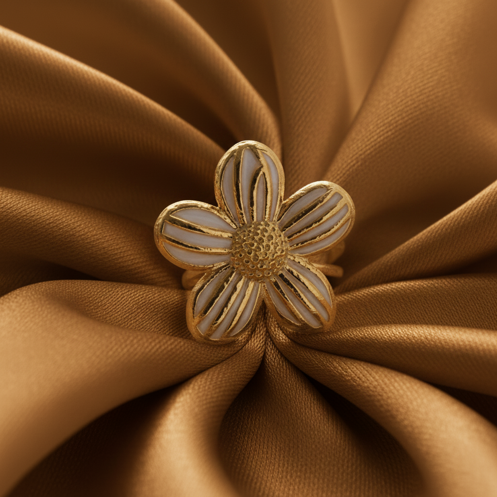 Bague fleur rayée blanc en acier inoxydable doré.