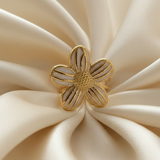 Bague ajustable en acier inoxydable ornée d’une fleur blanche et dorée, bijou bohème et intemporel