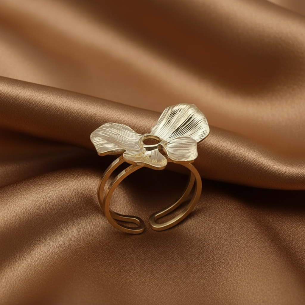 Bague dorée ajustable en acier inoxydable 316L avec fleur papillon.
