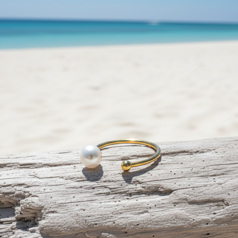 Bague dorée en acier inoxydable ornée d'une perle d'eau douce naturelle.