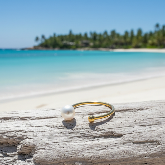 Bague dorée en acier inoxydable avec une perle d'eau douce naturelle, style minimaliste et intemporel