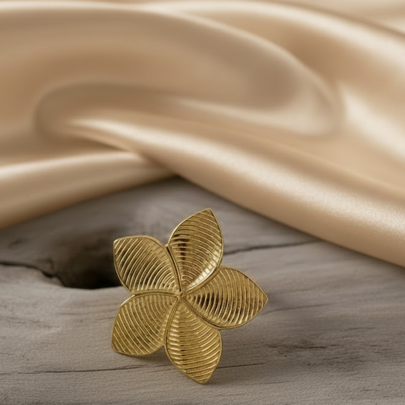 Bague dorée en acier inoxydable avec grande fleur frangipanier, bijou bohème