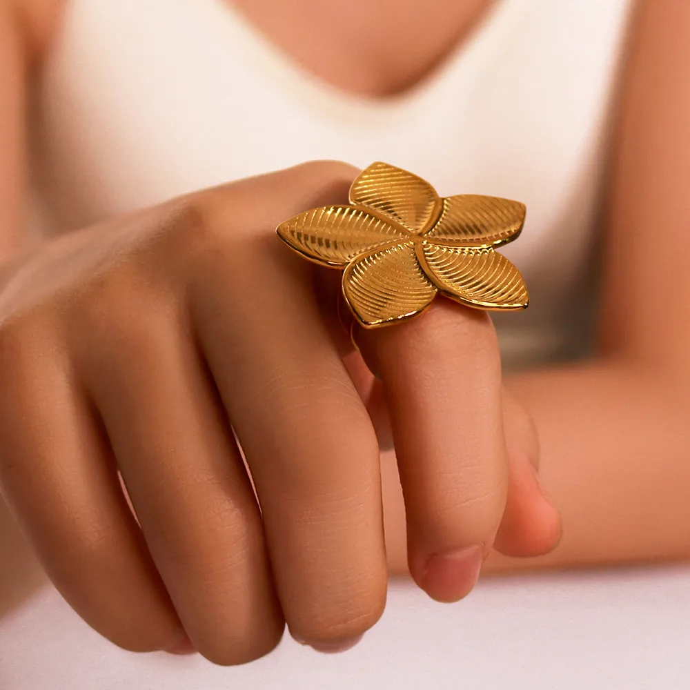 Bague TIARE – Grande fleur dorée en acier inoxydable