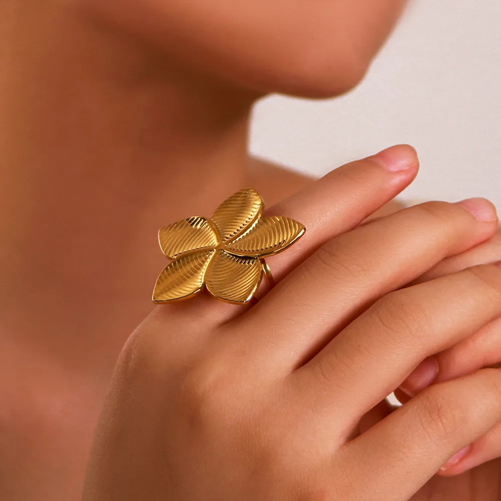 Bague TIARE – Grande fleur dorée en acier inoxydable