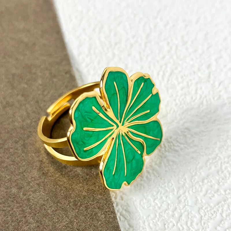 Bague TYANNA – Grande fleur verte en acier inoxydable doré