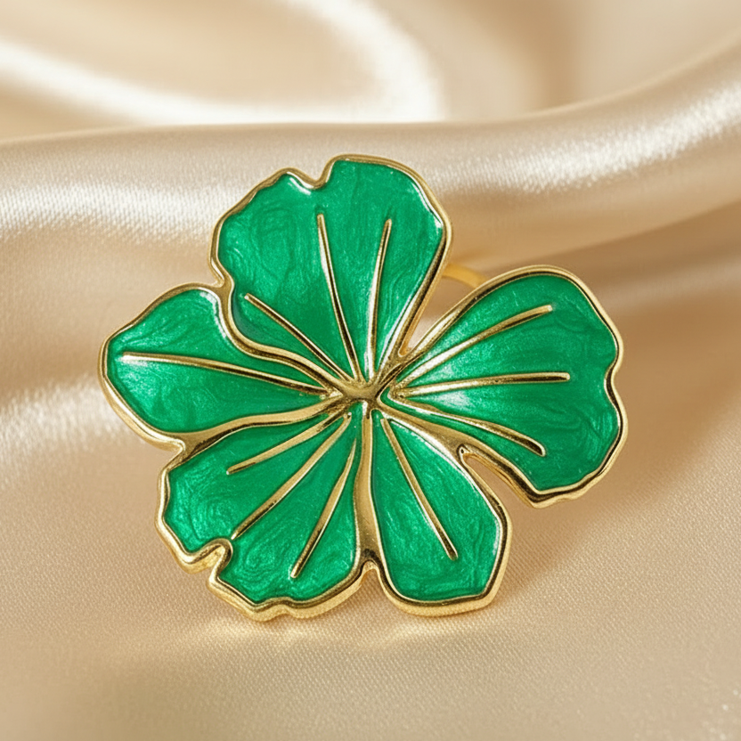 Bague dorée ajustable en acier inoxydable, ornée d’une grande fleur verte en émail.