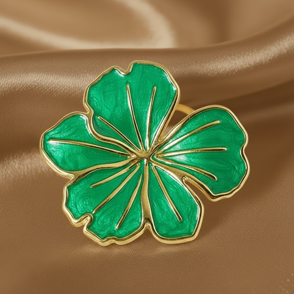 Bague dorée ajustable en acier inoxydable, ornée d’une grande fleur verte en émail.