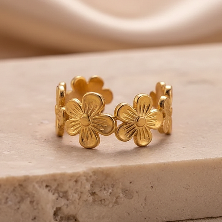Bague dorée en acier inoxydable ornée d'une couronne de fleurs.