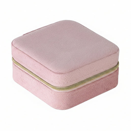 Boîte à bijoux carré en velours rose – rangement compact pour colliers, bracelets, bagues et boucles d’oreilles.