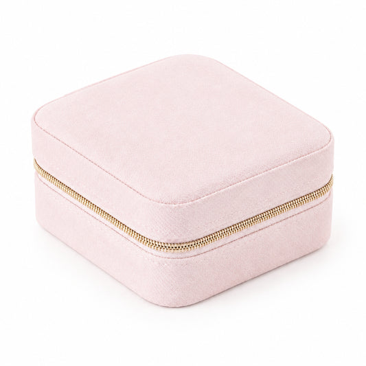 Boîte à bijoux carré en velours rose – rangement compact pour colliers, bracelets, bagues et boucles d’oreilles.