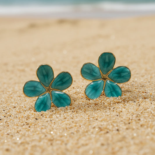 Gros plan sur des boucles d'oreilles fleur 2,5 cm en acier inoxydable 316L doré émaillé bleu mer tropicale.
