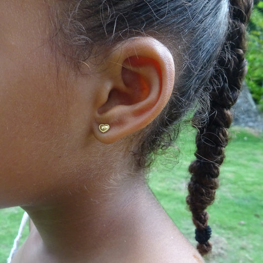 Boucles d’oreilles coeur pour enfant en acier inoxydable doré, puces 9 mm avec fermoirs boules portées.
