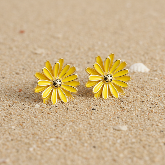 Boucles d’oreilles fleur 2,3 cm en acier inoxydable doré avec pétales de marguerite émaillés jaune.