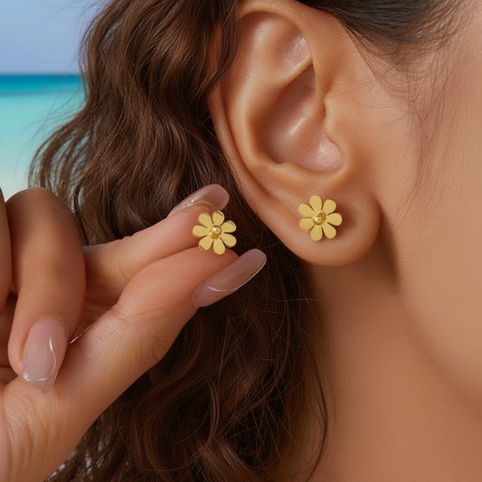 Femme portant des boucles d'oreilles fleur marguerite en acier inoxydable doré, puce 8 mm