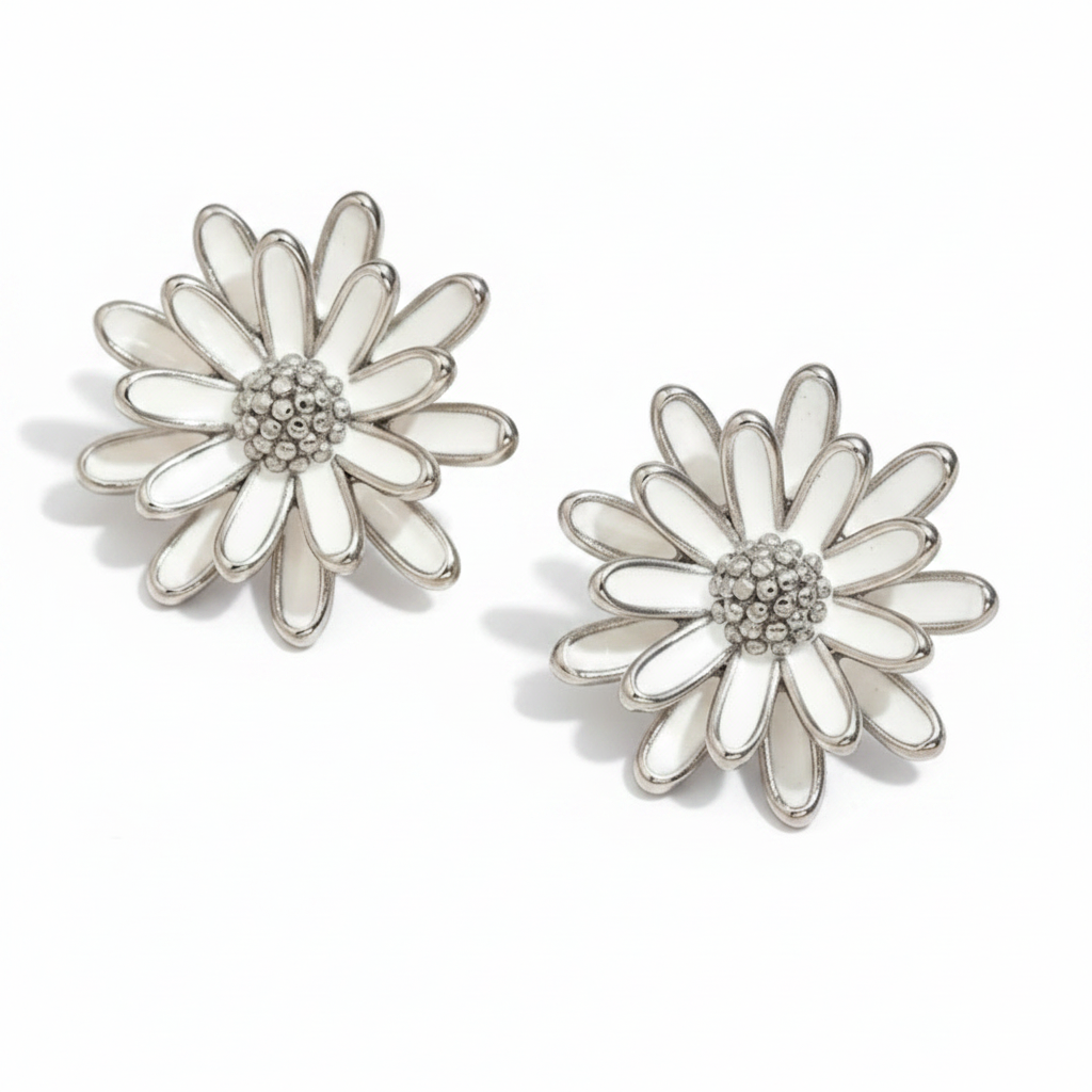 Boucles d'oreilles fleur marguerite stylisée en acier inoxydable argenté émaillé blanc, puce 2,4 cm.