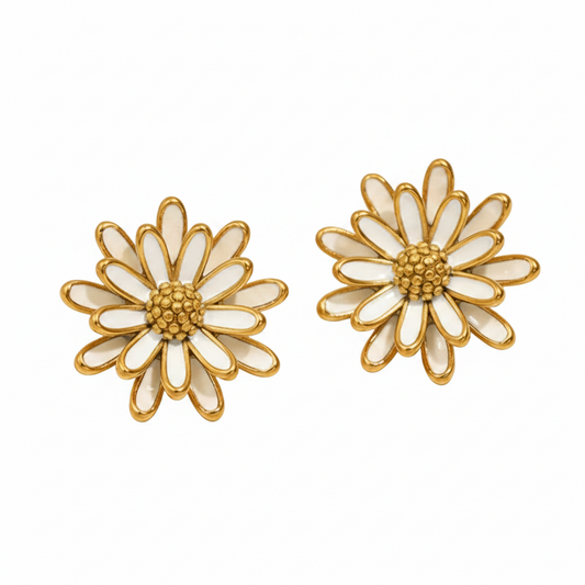 Boucles d'oreilles fleur marguerite stylisée en acier inoxydable doré émaillé blanc, puce 2,4 cm.