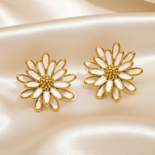 Boucles d'oreilles fleur marguerite stylisée en acier inoxydable doré et émail blanc pour femme, puce de 2,4 cm, style bohème et tendance