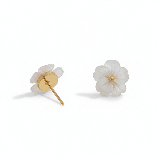 Envers de boucles d’oreilles fleur en nacre naturelle et acier inoxydable doré, puce 1,2 cm.