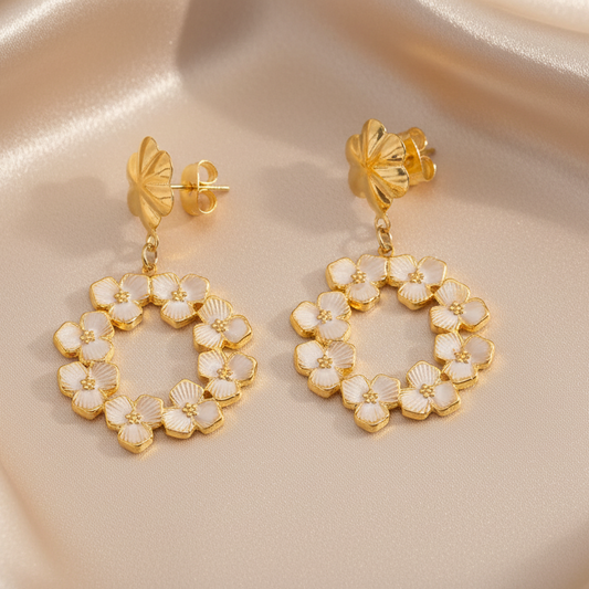 Boucles d'oreilles pendantes en acier inoxydable doré à couronne de fleurs en émail blanc, bijou bohème romantique