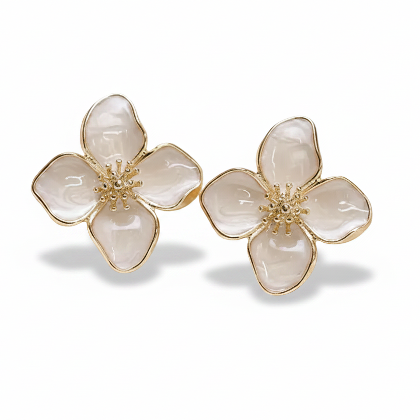 Boucles d’oreilles grande fleur 2,5 cm en alliage de zinc émaillé blanc.