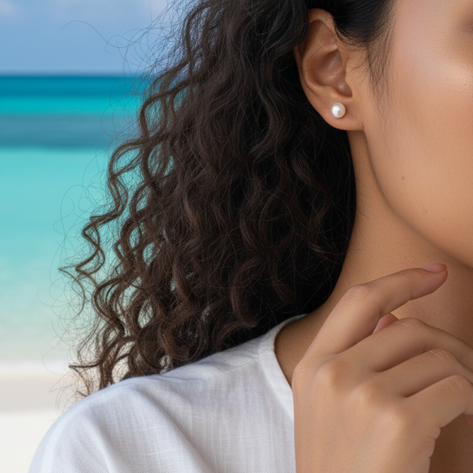 Boucles d’oreilles avec perles de culture blanches 6 mm montées sur acier inoxydable doré, élégantes et intemporelles