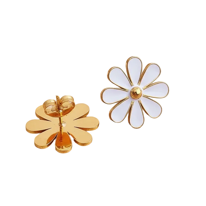 Envers de boucles d’oreilles fleur marguerite en acier inoxydable doré émaillé blanc, puce 1,6 cm.
