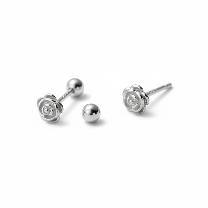 Petite puce d’oreille fleur pour cartilage en acier inoxydable 316L argenté.