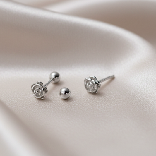 Petite puce d’oreille fleur pour cartilage en acier inoxydable 316L, argentée, vendue à l’unité, hypoallergénique et résistante à l’eau – Swann Bijoux