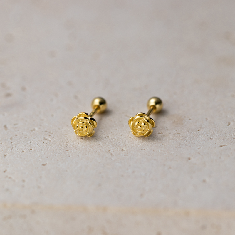 Petite puce d’oreille fleur pour cartilage en acier inoxydable 316L, dorée, vendue à l’unité, hypoallergénique et résistante à l’eau – Swann Bijoux