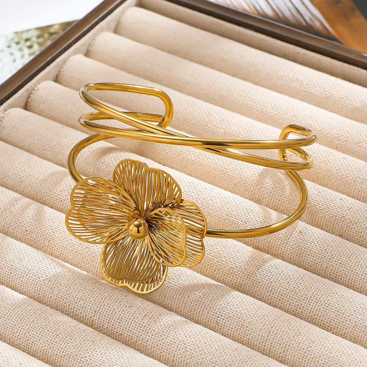 Bracelet manchette Fleur ATHENA – Acier chirurgical