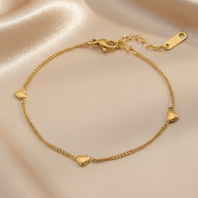 Bracelet doré pour femme en acier inoxydable, à maille gourmette fine orné de trois petits cœurs, bijou romantique et ajustable