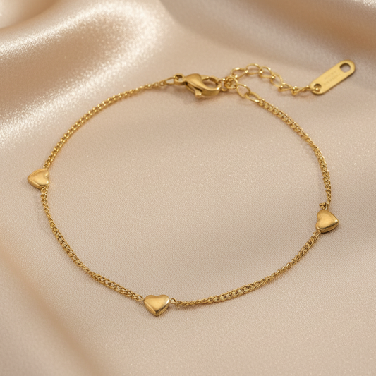 Bracelet doré pour femme en acier inoxydable, à maille gourmette fine orné de trois petits cœurs, bijou romantique et ajustable